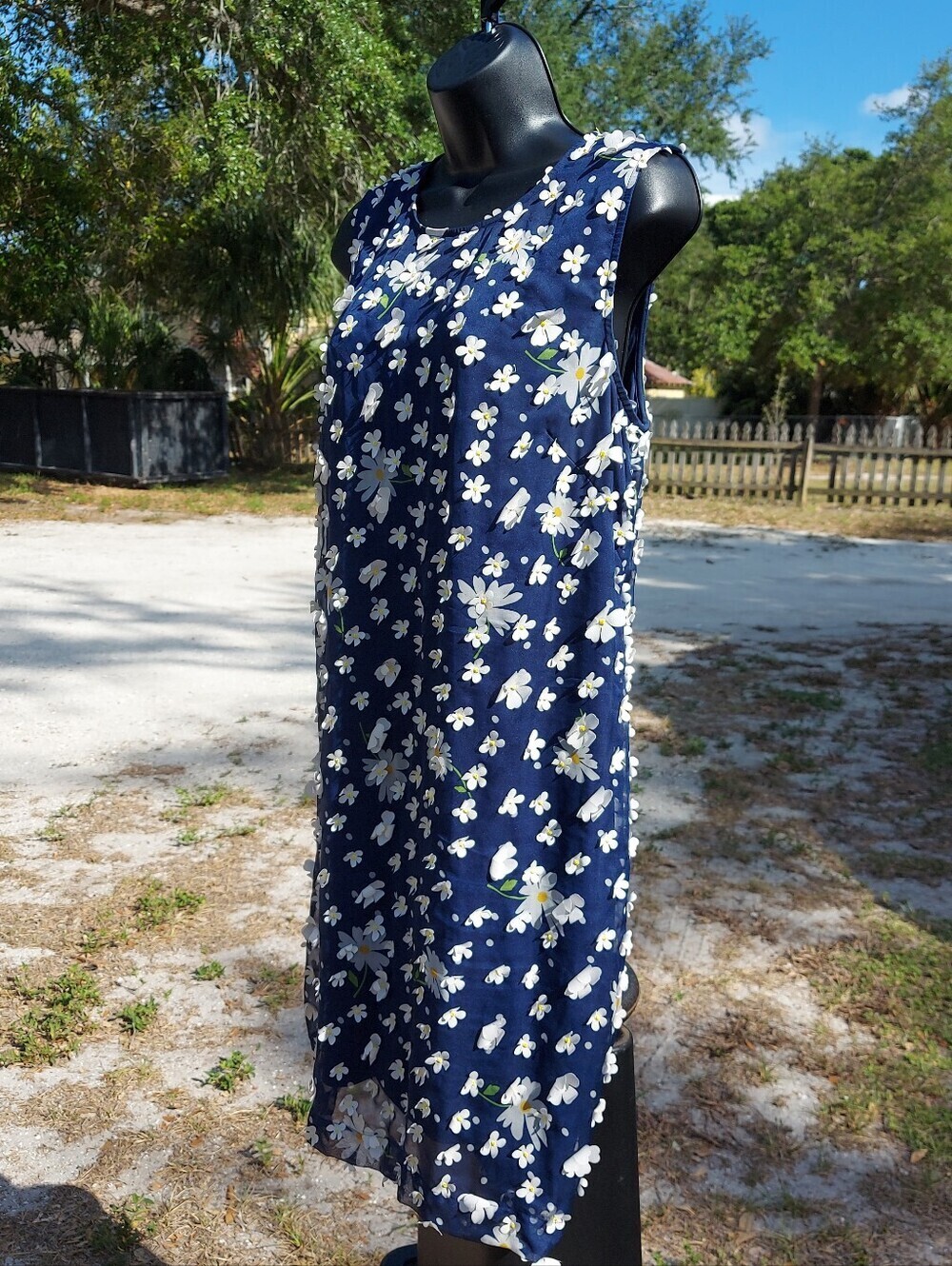KARL LAGERFELD size 10 Navy Top with White Daisy Details and Yellow Centers - Picture 6 of 8